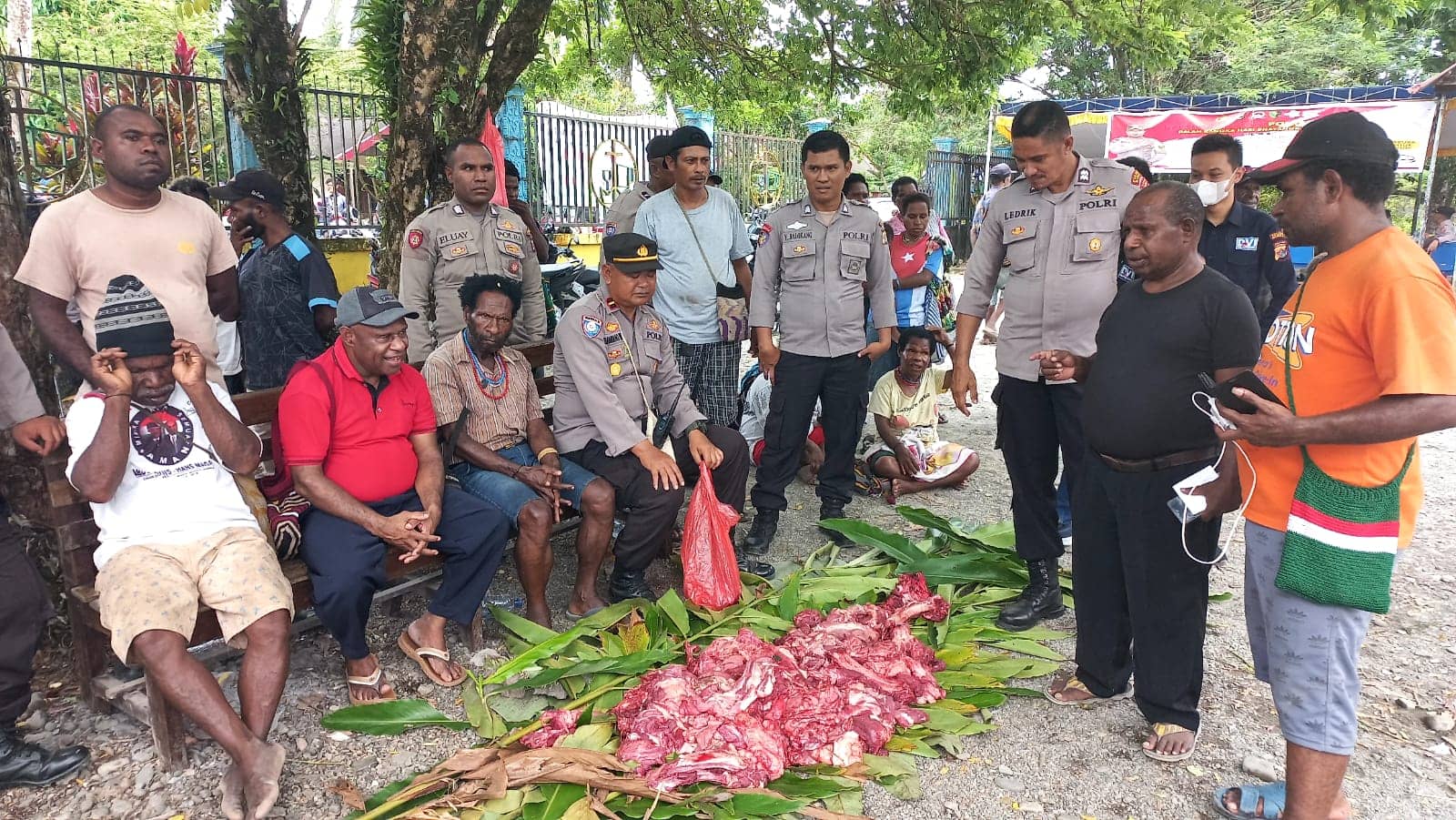 Kapolsek Kwamki Narama, Ipda Bambang Triat Woko bersama sejumlah anggota polisi serta Ketua Panitia Kegiatan Konferensi ke-3 Wilayah II Pegunungan Tengah, Yohanes Magai SMTh.SSos. saat acara bakar batu.