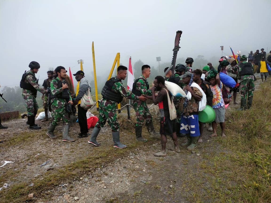 Sejumah warga Kampung Yigi saat kembali ke rumahnya.