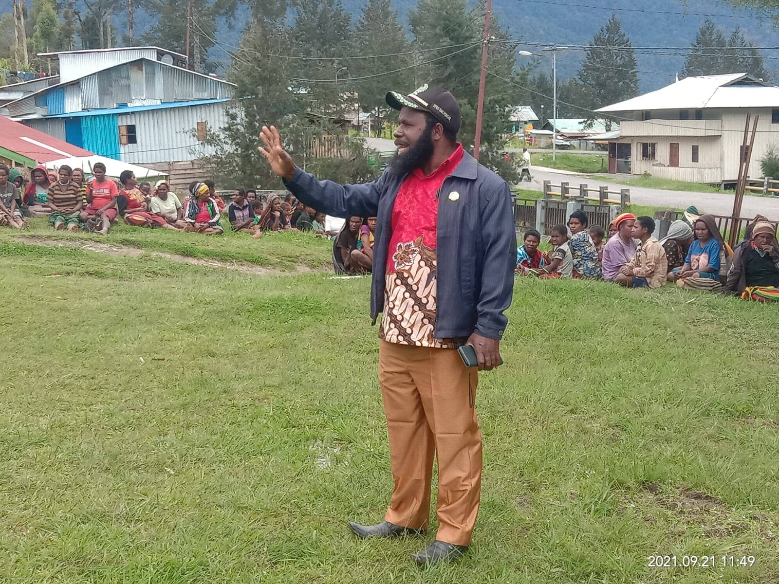 Anggota DPRD Puncak, Pin Magai sedang memberi arahan saat pembagian bahan Sembako kepada pengungsi Puncak.