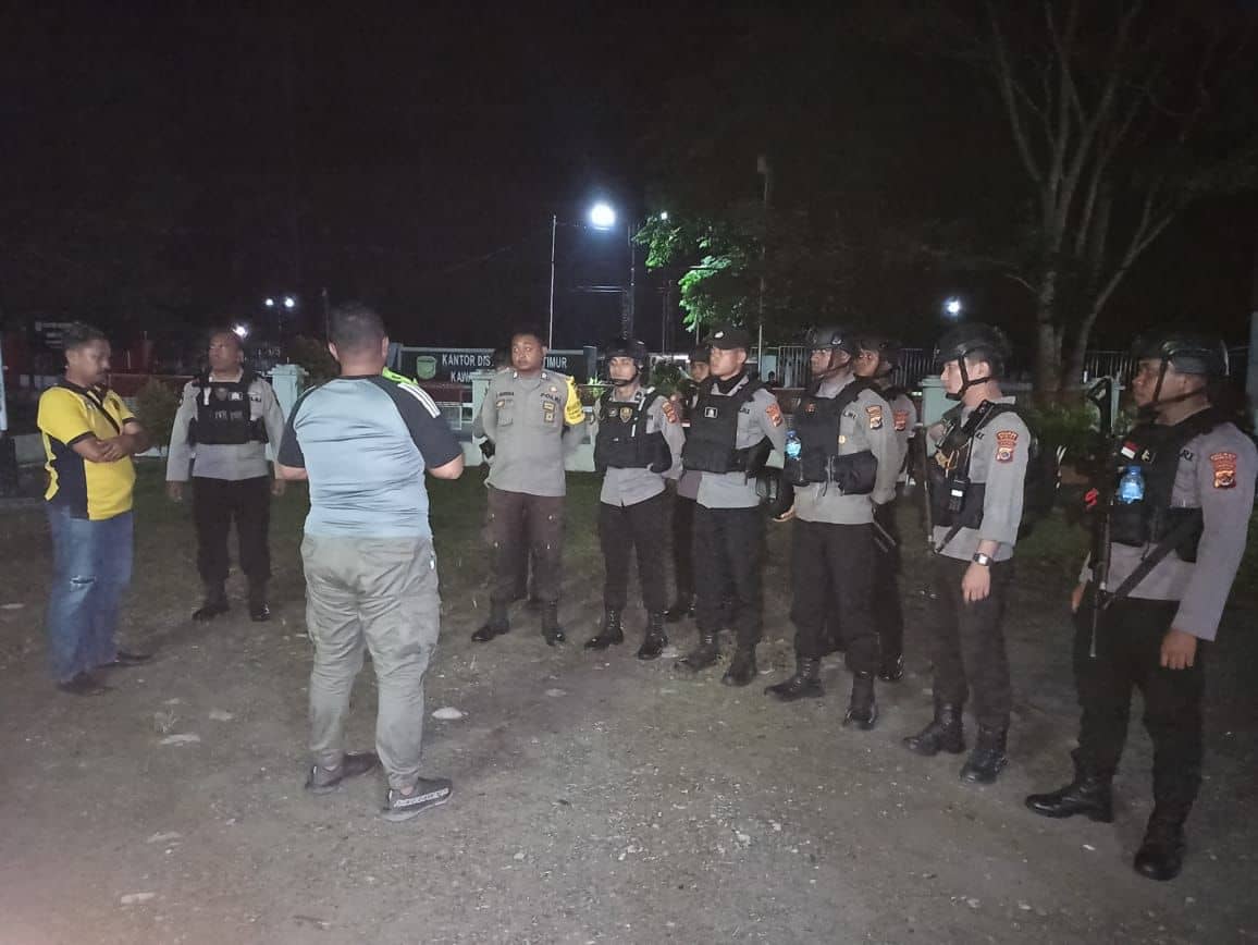 Kapolsek Miktim, Iptu Boby Pratama mengarahkan personil yang akan berpatroli.