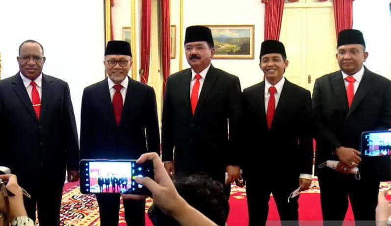Wakil Menteri Dalam Negeri John Wempi Wetipo (kiri) berfoto bersama usai Pelantikan Menteri dan Wakil Menteri Kabinet Indonesia Maju di Istana Negara, Jakarta, Rabu (15/6/2022).