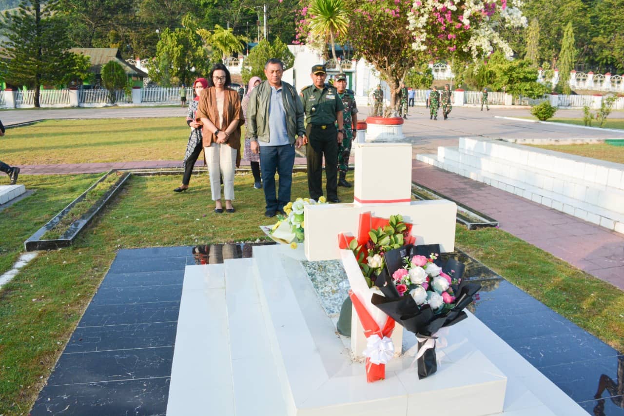 Brigjen TNI Izak Pangemanan beserta istri Ny. Juliet Izak Pangemanan saat ziarah di TMP Waena