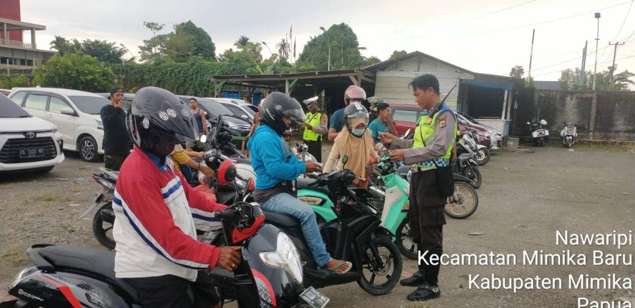 Sat Lantas Polres Mimika sedang memeriksa kelengkapan kendaraan