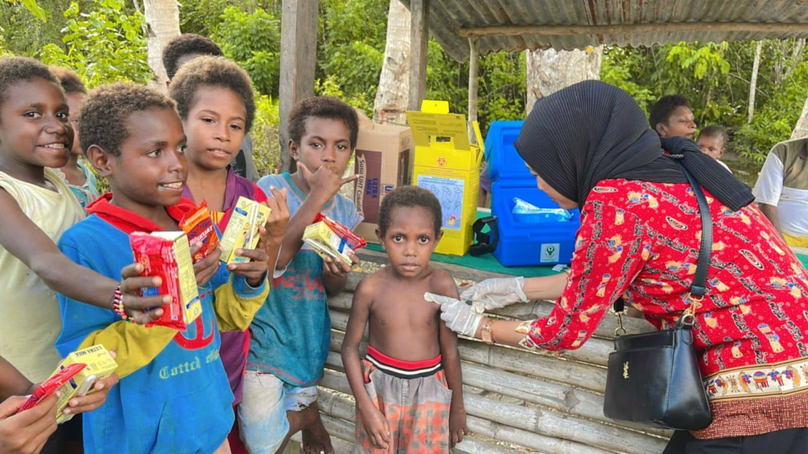 Foto: EDY Slah satu Nakes Puskesmas Mapurujaya saat melakukan Imunisasi di Kampung Tipuka.