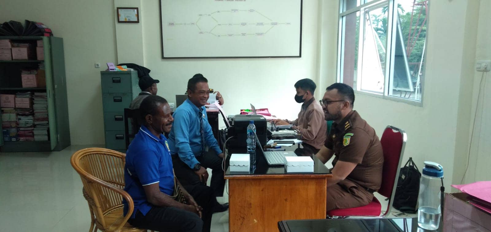 Foto:Istimewa Tersangka dugaan korupsi dana desa TY dan YT didampingi Teguh Sukma SH saat menjalani pemeriksaan.