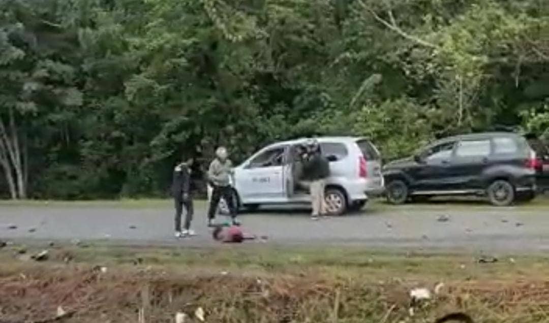 Polisi sedang mengamankan lokasi kejadian. Nampak korban dalam kondisi meninggal dunia.