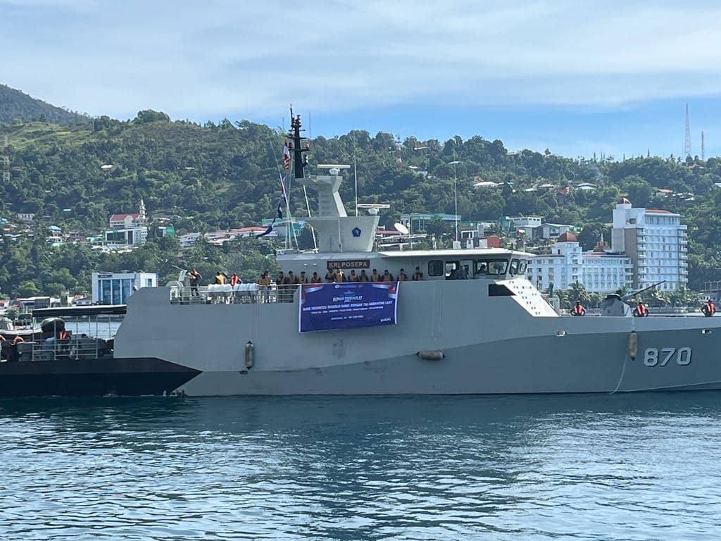 KRI Posepa TNI AL saat mendistribusikan uang rupiah ke 3T Papua
