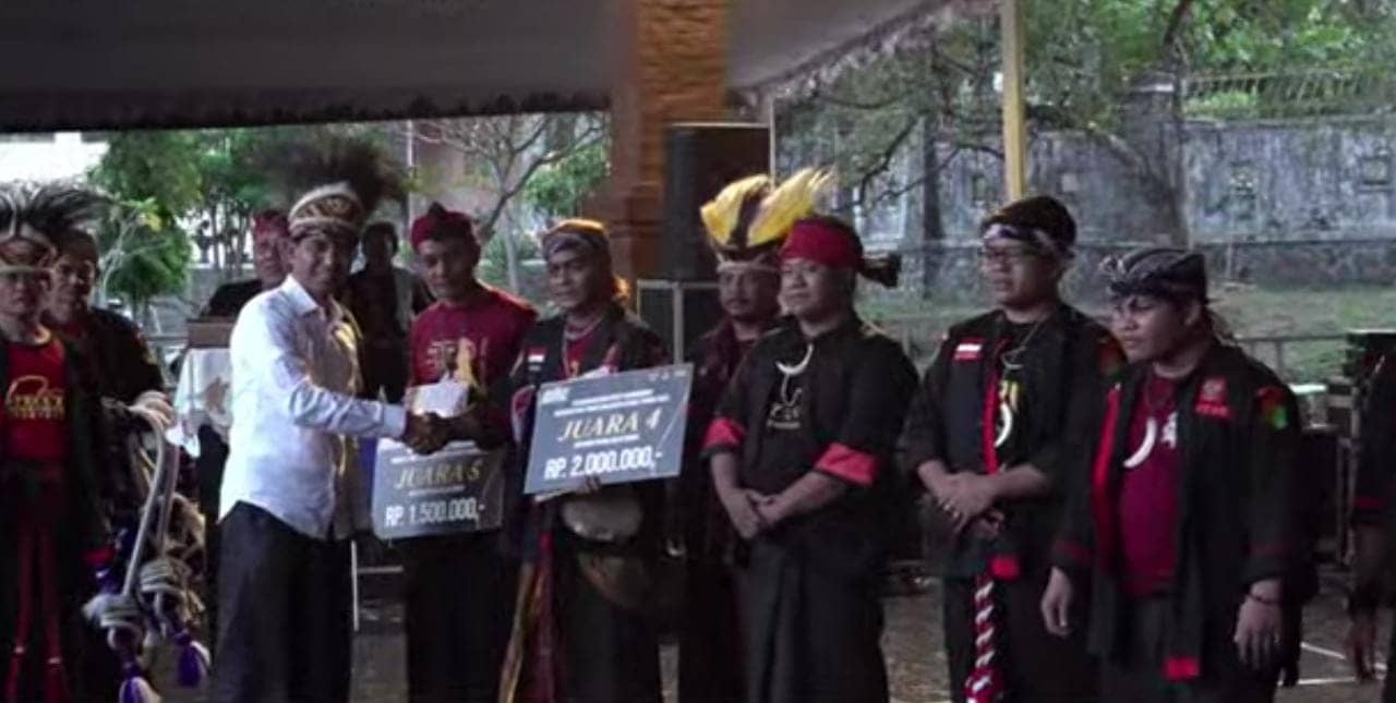 Foto: Istimewa Pemain Seni Kuda Lumping NTJP saat menerima penghargaan juara dari Walikota Kediri.