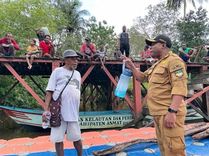 Kepala Distrik Jita, Suto Rintini saat disambut warga di pelabuhan Distrik Jita
