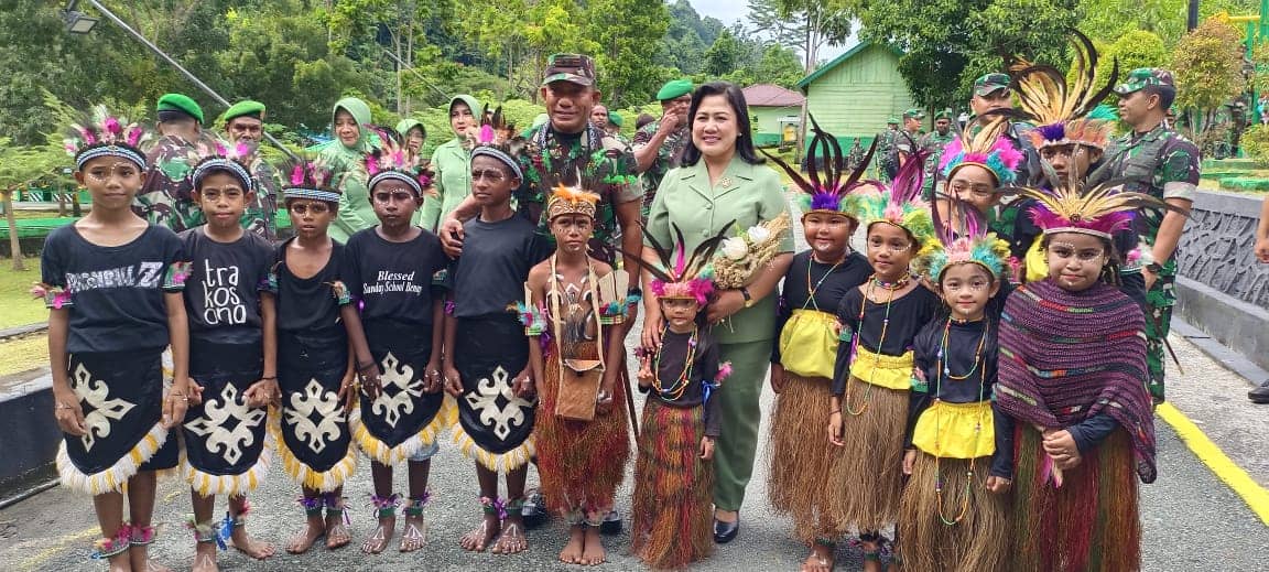 Kunker Pangdam XVIII/Kasuari Mayjen TNI Gabriel Lema S.Sos didampingi Ketua Persit KCK Daerah XVIII Kasuari, Papua Barat, Ny. Alin Gabriel Lema.
