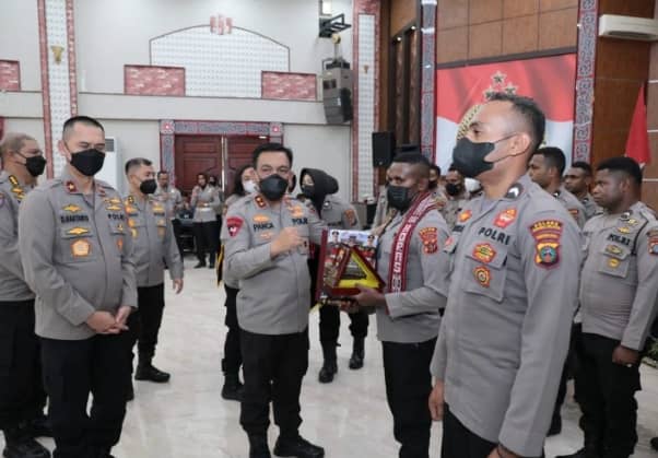 Foto: Dok Kapolda Sumut Irjen Pol. Drs. R. Z. Panca Putra S, M.Si saat memberikan kenang-kenangan saat pelepasan Bintara Noken.