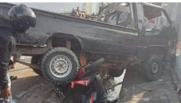 Foto: Istimewa Kondisi sepeda motor yang terjepit dibawah kolong usai ditabrak Mitsubishi L-300 di Jalan Mariadei, Serui.