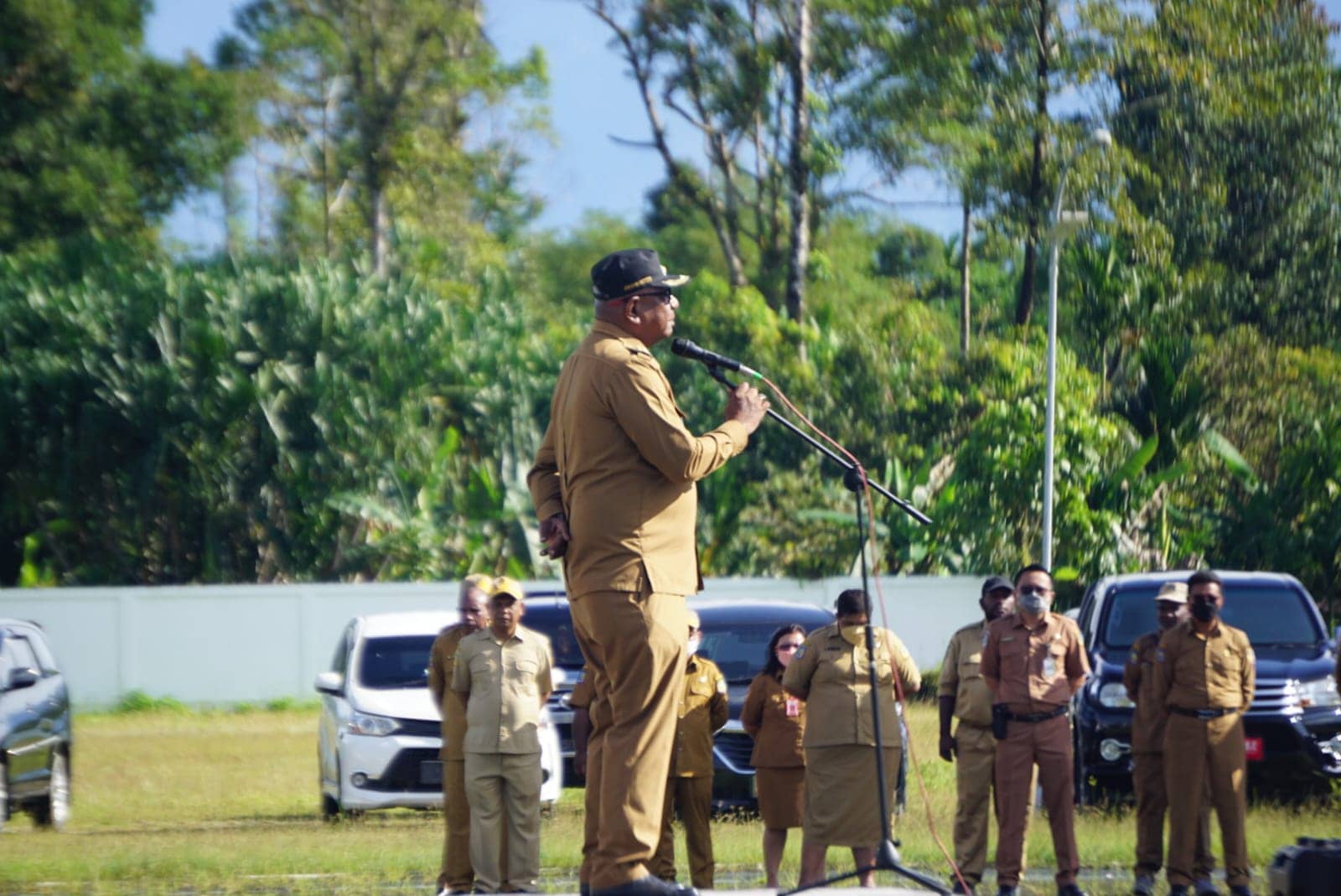 Plt Bupati Mimika, Johannes Rettob saat menyampaikan pidato pada apel pagi, Senin (26/9).
