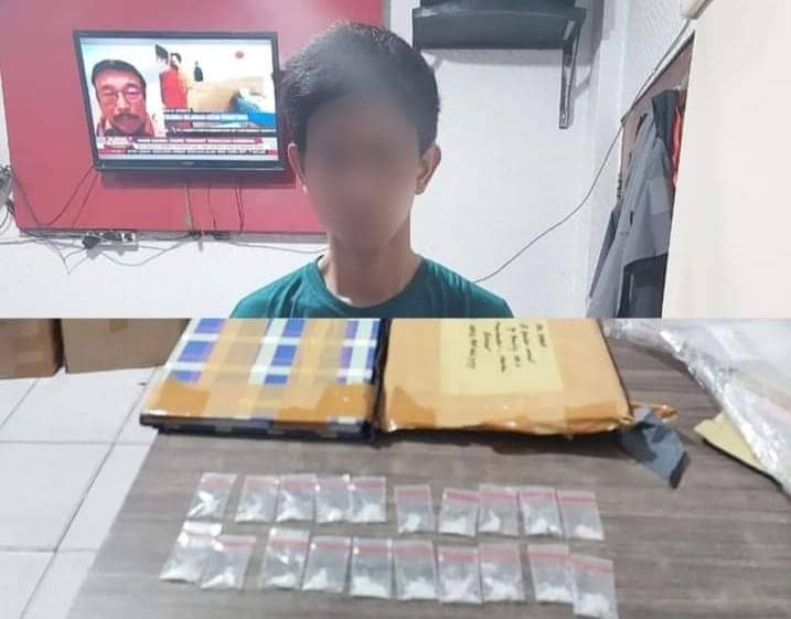 Foto: Istimewa Tersangka ZH bersama barang bukti berupa paket sabu dan ganja saat diamankan di Mapolresta Jayapura.