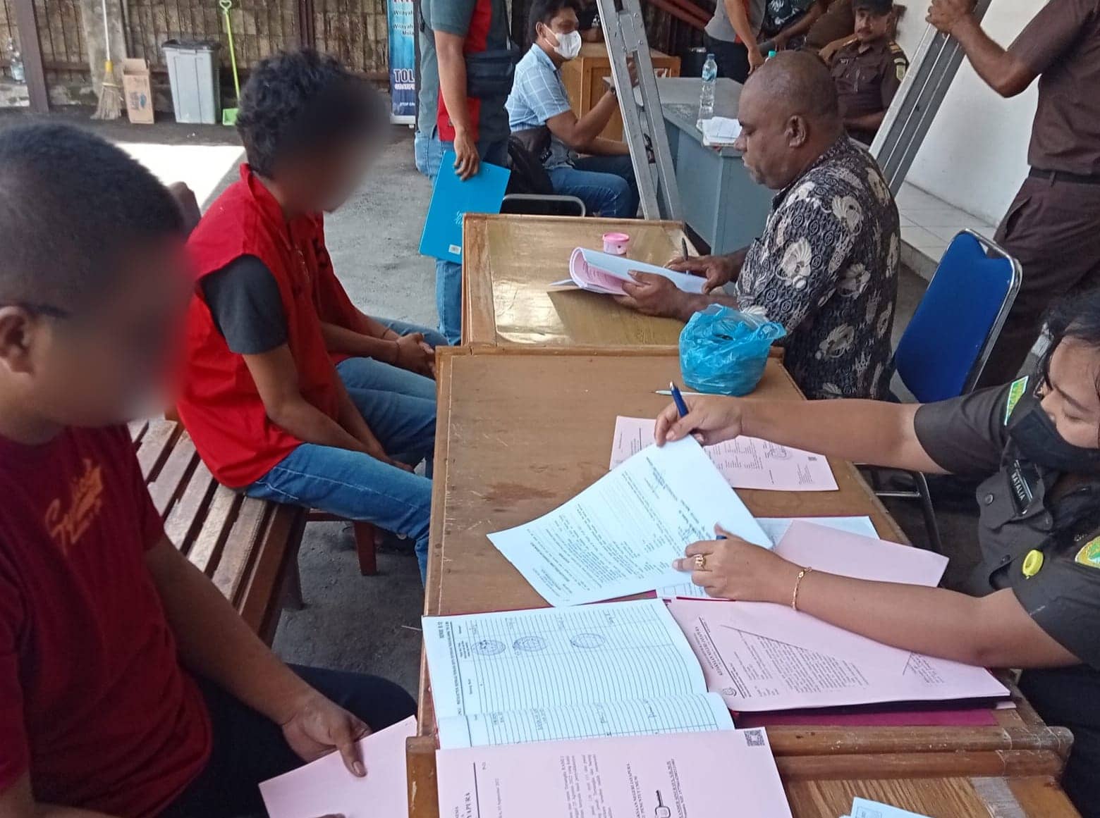 Foto: Istimewa Tersangka RD saat diserahkan ke JPU Kejaksaan Negeri Jayapura dalam kasus KDRT.