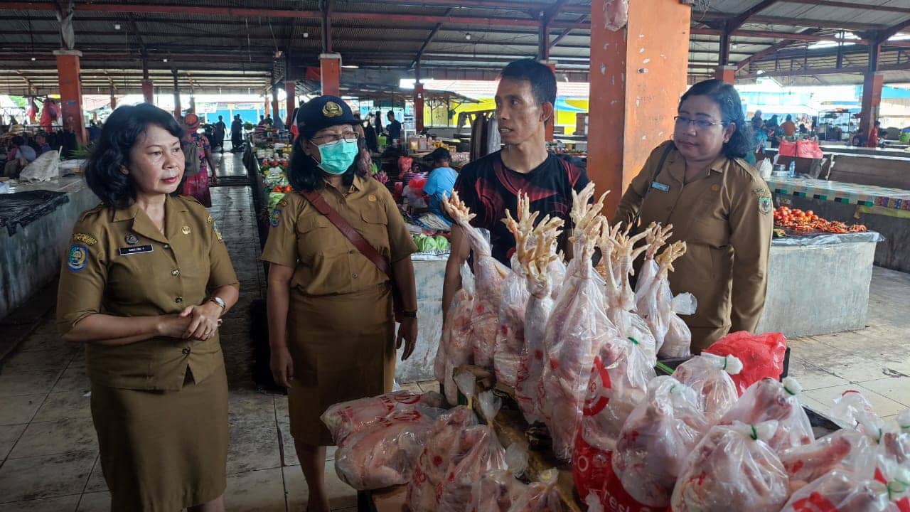 Caption foto : Kepala Disnakeswan Mimika Sabelina Fitriani saat melakukan sidak di Pasar Sentral