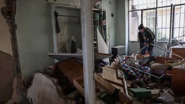 Pria Iran Luka dan Rumah Hancur Tawar Makan kepada Jurnalis, Viral di Media Sosial