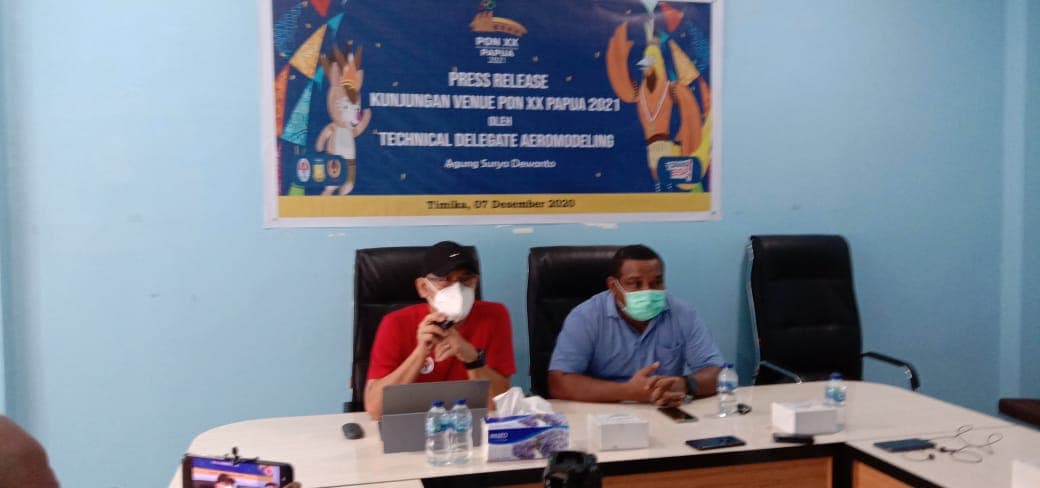 TD Aeromodelling Agung Surya Dewanto dan Sekretaris KONI Mimika Avianto Cesar Tunya