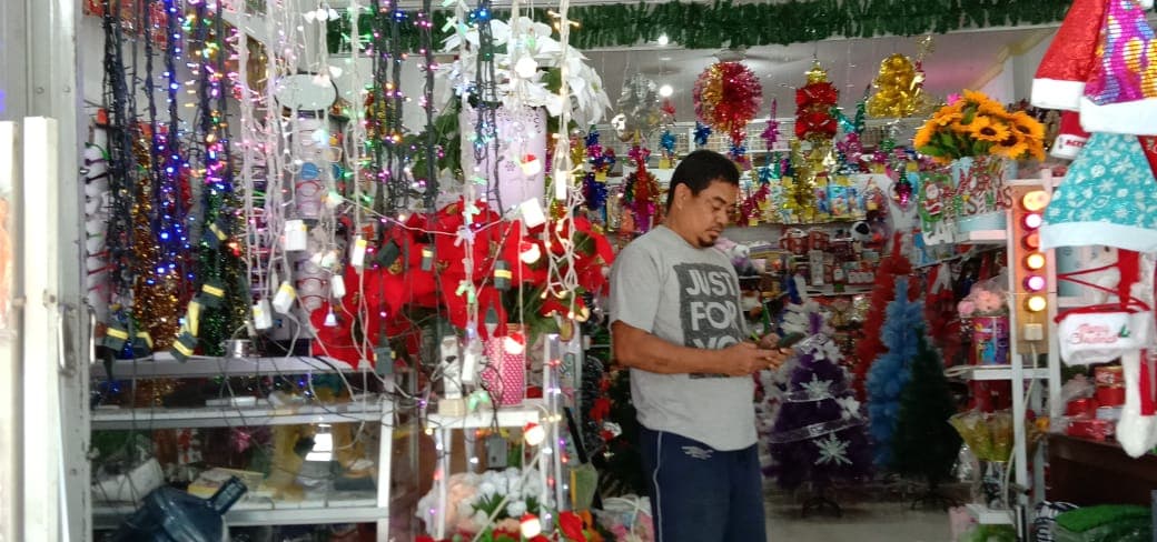 Penjual Pernak Pernik Natal