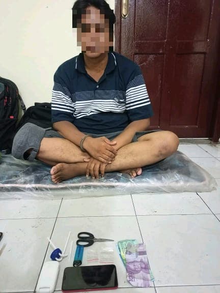 Terangka pengguna narkoba bersama barang bukti.