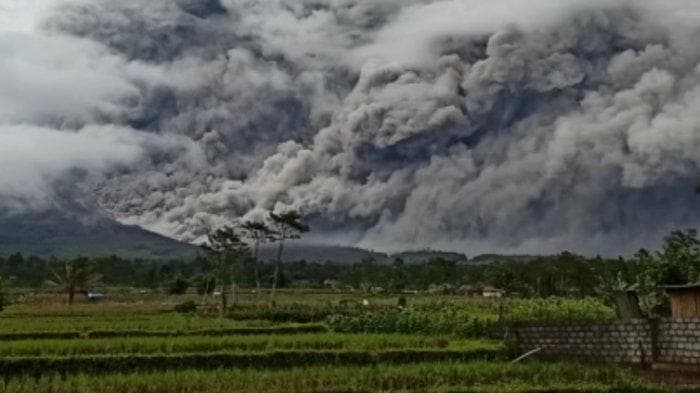 Semeru Meletus
