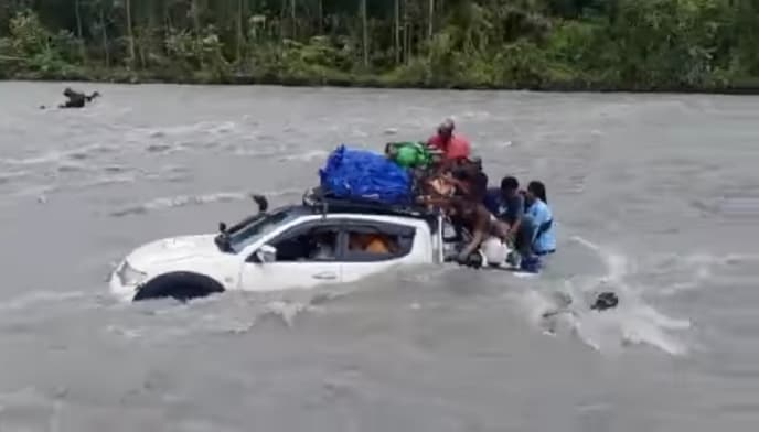 Mobil hanyut