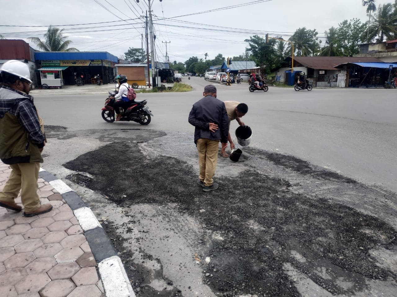 Tampak jalan yang sedang diperbaiki oleh Dinas PU Mimika