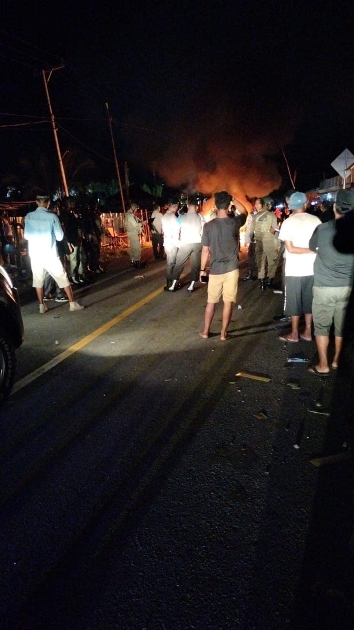 Aparat mendarangi TKP mengamankan situasi.
