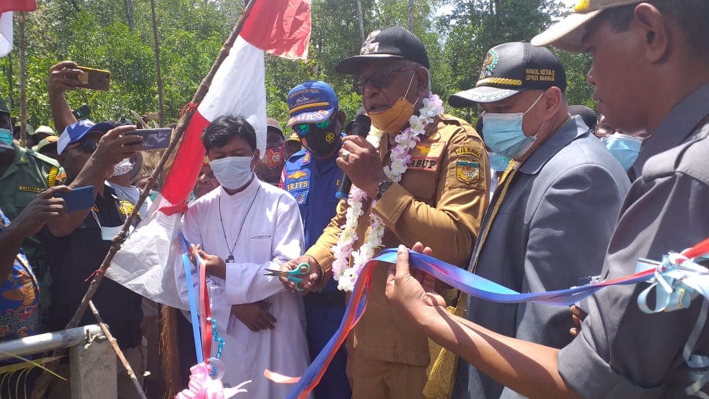 Wakil Bupati Mimika Johannes Rettob meresmikan jembatan sandaran perahu Tiwaka
