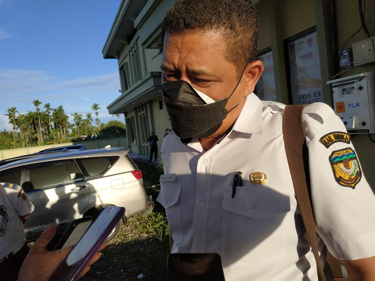Reynold Ubra saat diwawancara dihalaman kantor PB PON Timika