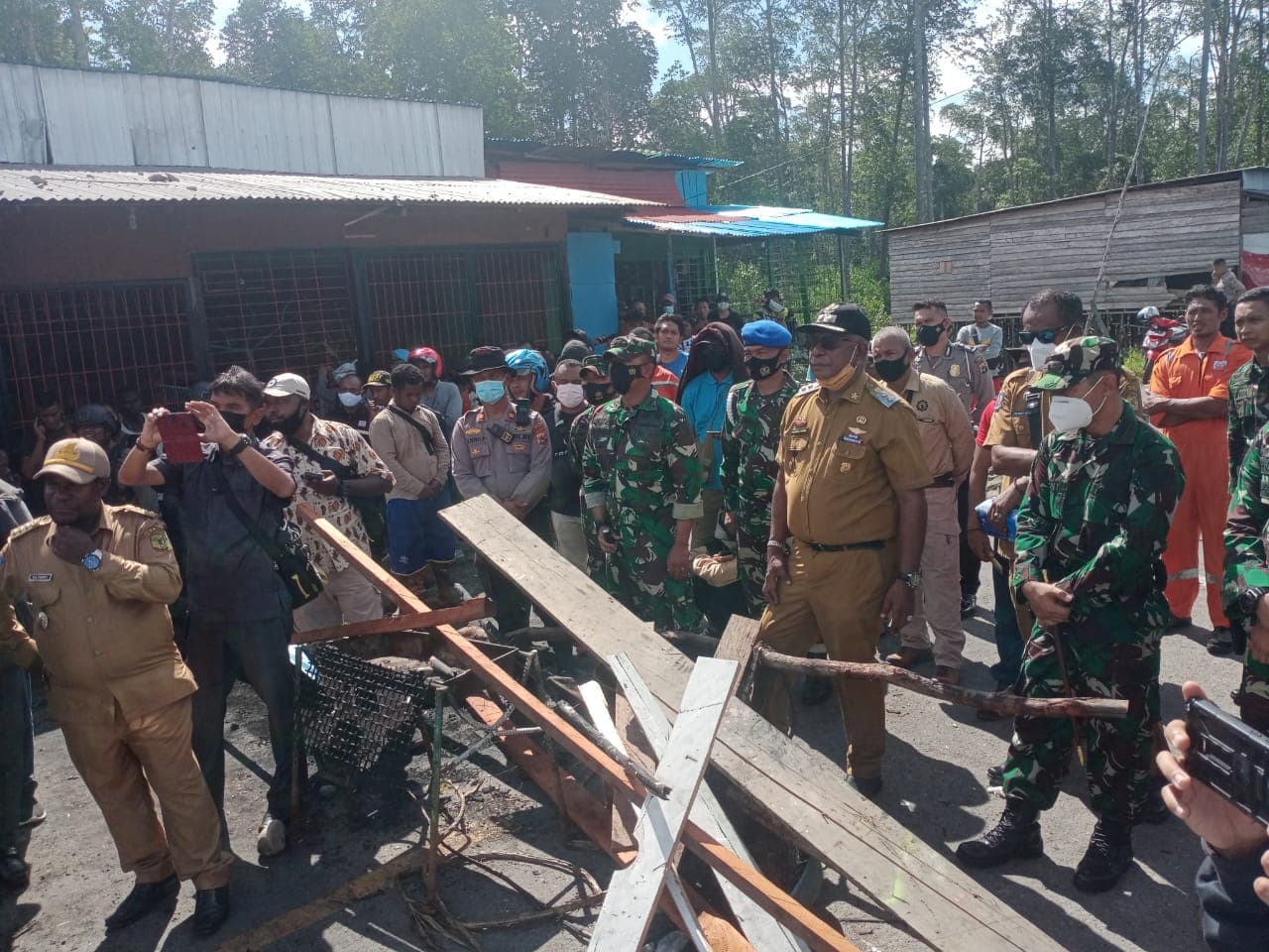 Wakil Bupati Mimika Johannes Rettob membuka palang jalan Pomako