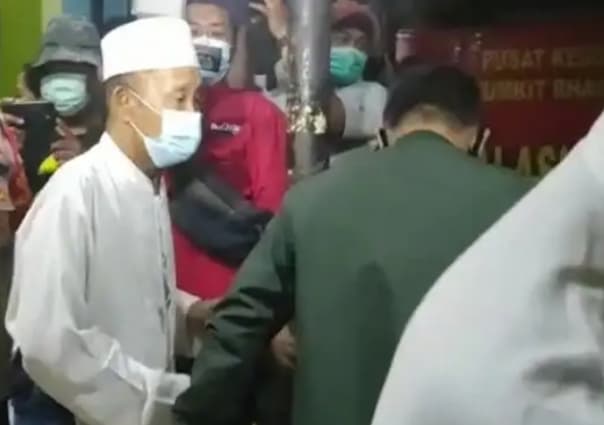 RS POLRI- Orang tua ZA, terduga teroris yang menyerang Mabes Polri saat mendatangi RS POLRI Kramatjati.