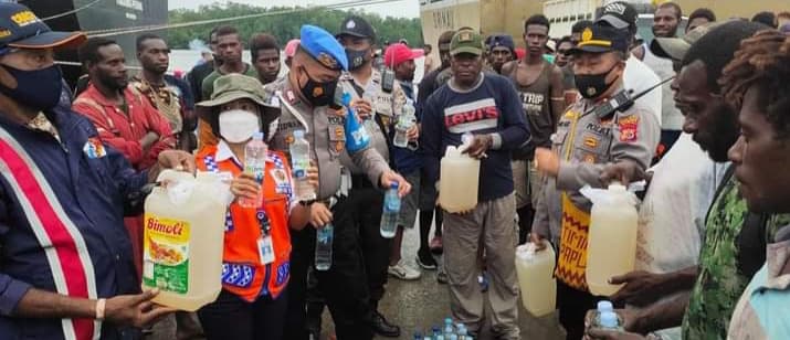 Polsek KP3 Laut Pomako merazia minuman keras.