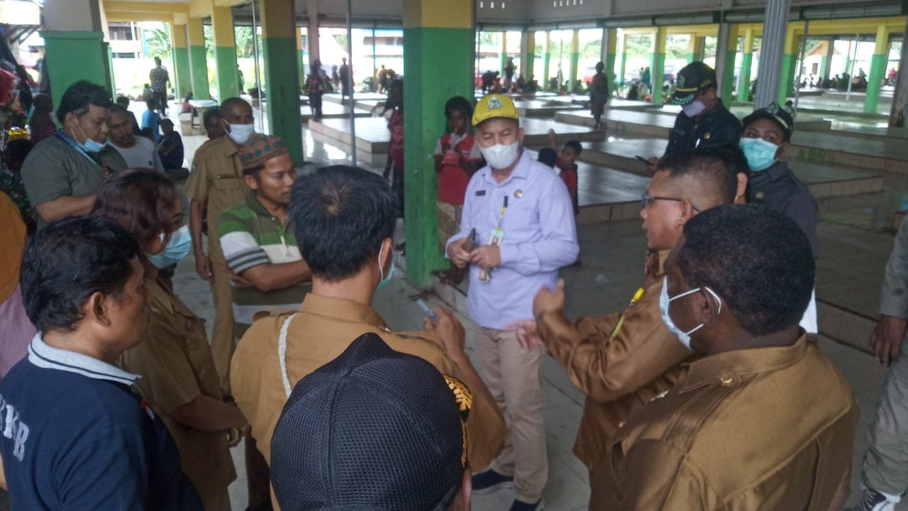 Komisi B DPRD Mimika saat memantau Harga cabe di Pasar sentral Mimika