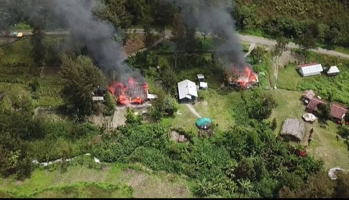 Foto : Istimewa DIBAKAR- Rumah Wakil Ketua DPRD Kabupaten Puncak dan Rumah Kepala SMPN 1 Beoga dibakar oleh KKB di Beoga.
