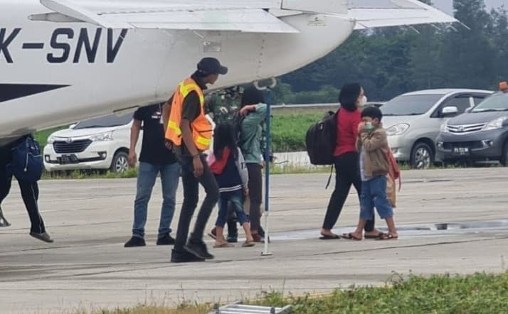 Guru dan tenaga medis dari beoga tiba dibandara Timika