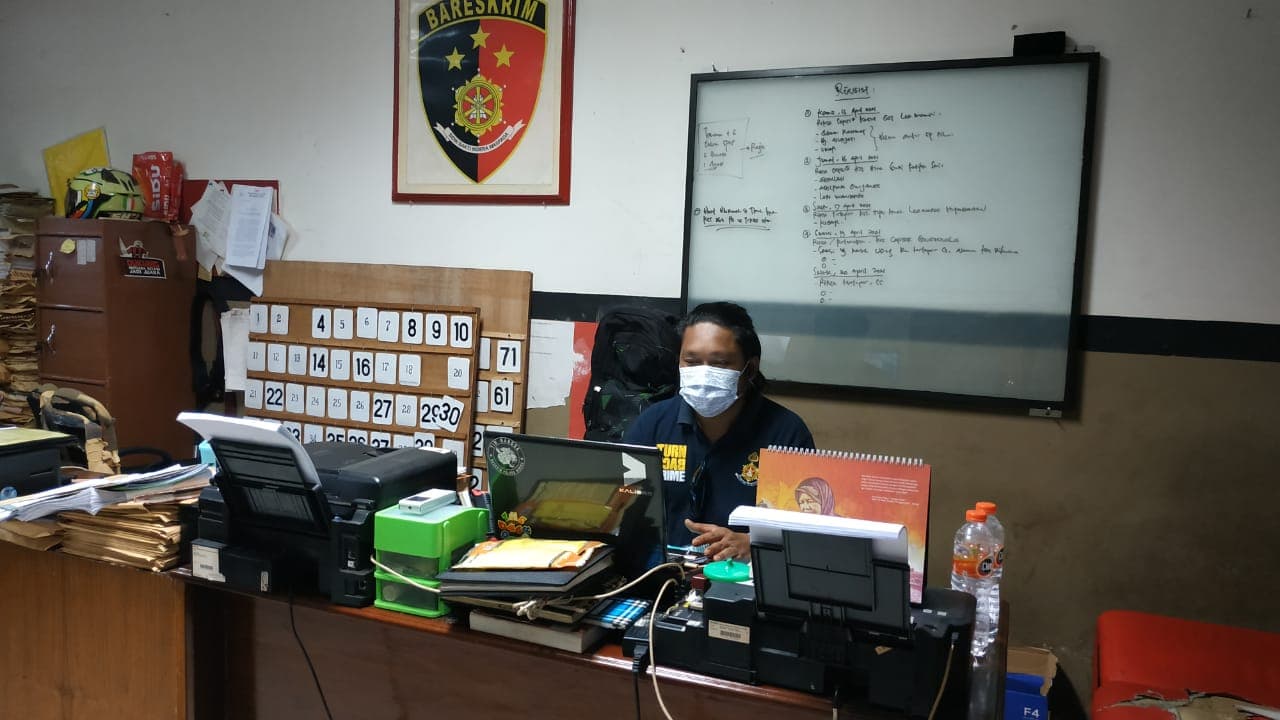 Kasat Reskrim dan barang bukti judi king.
