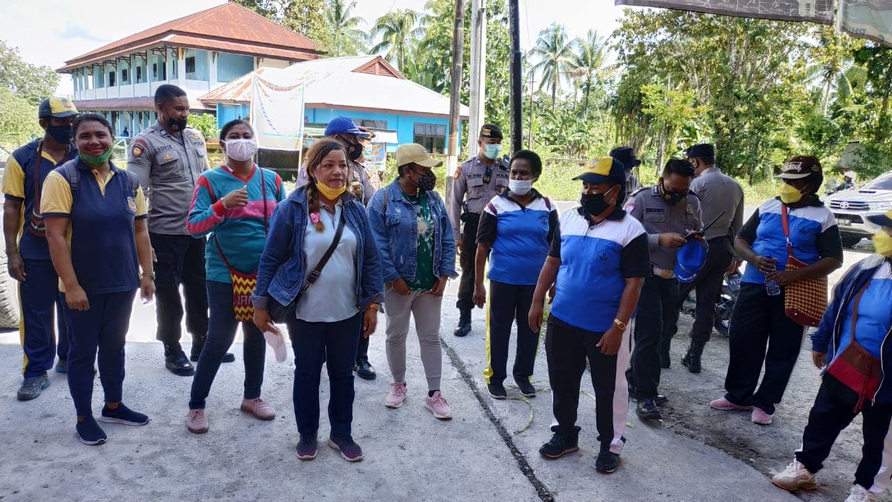 Para guru menggelar aksi demo di SDN Inauga Sempan.