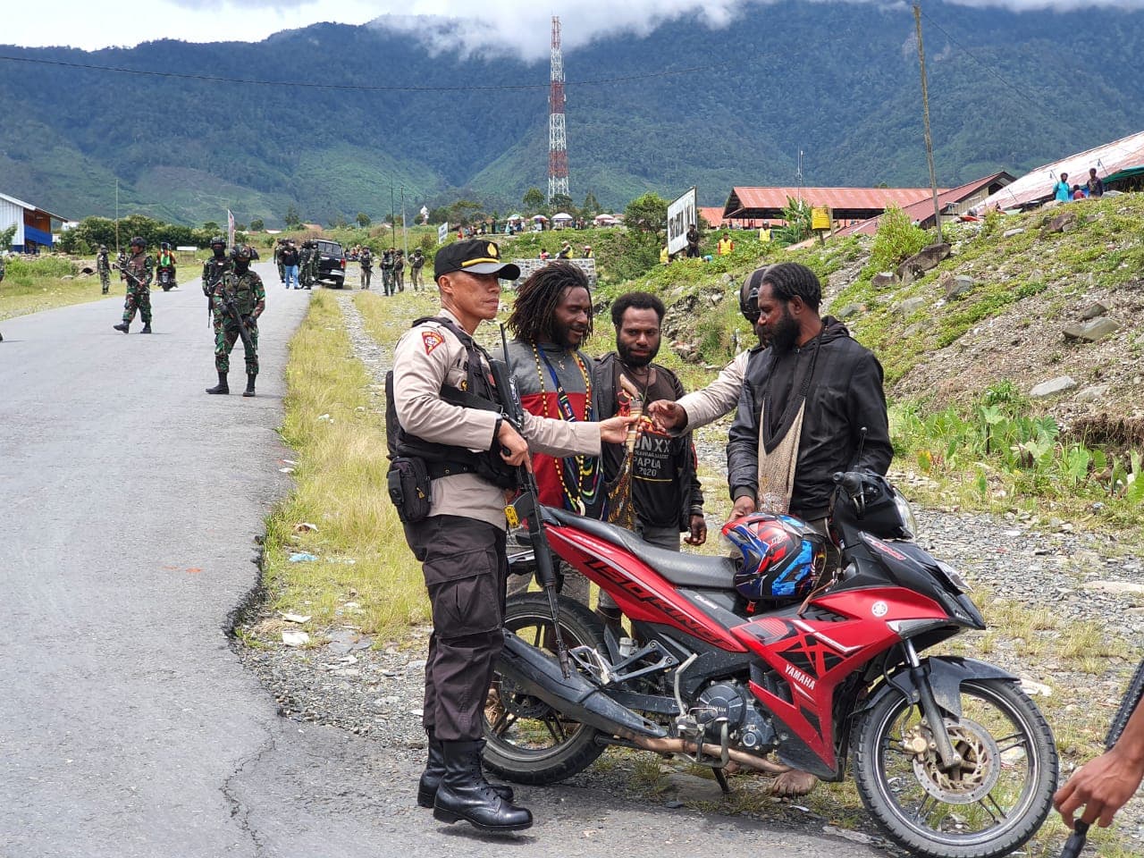 Aparat menggelar razia para pengendara.