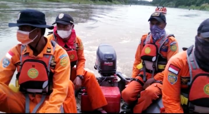 Tim SAR menyusuri sungai Mile 28.