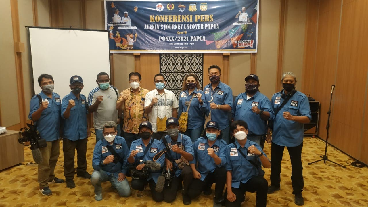 Foto bersama Alenia's Journey Uncover Papua.