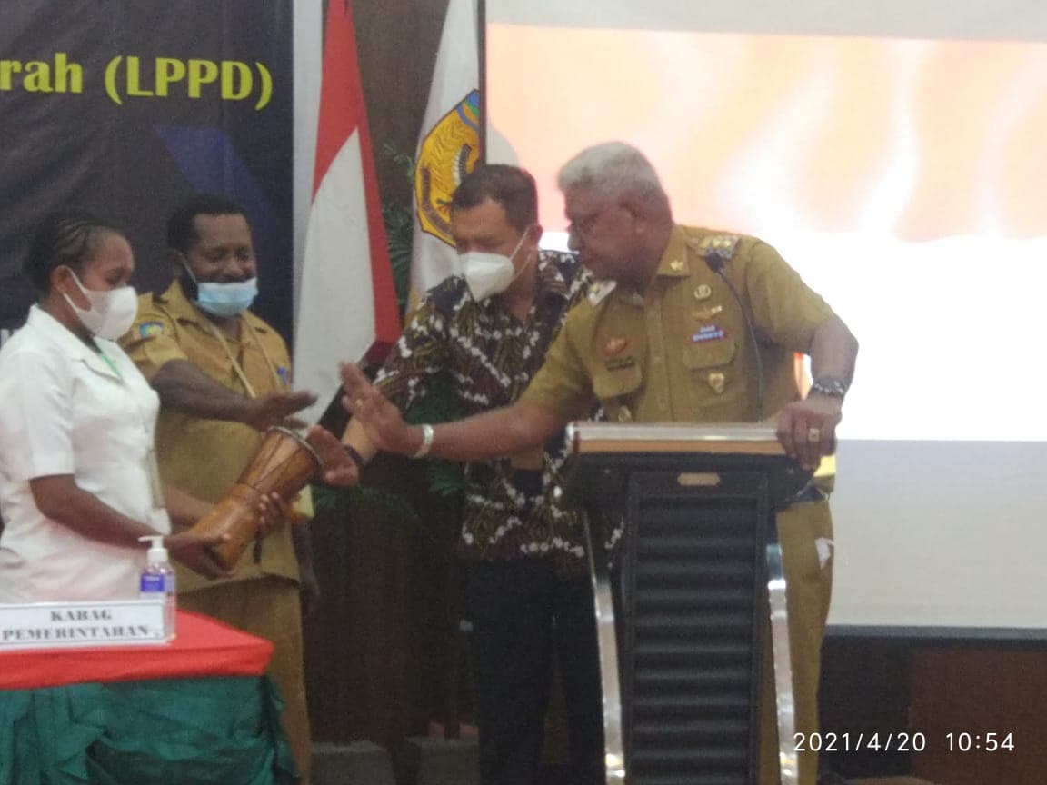 Pembukaan acara Sosialisasi Penyusunan Laporan Penyelenggaraan Pemerintahan Daerah (LPPD) di Hotel Grand Tembaga, Selasa (20/4).
