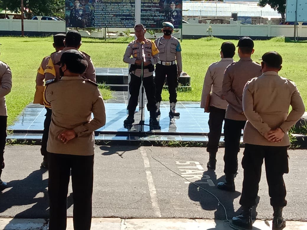 Amanat Kapolres Merauke di lapangan apel.