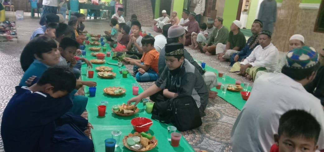 Jamaah BTN Bumi Kamoro saat buka puasa bersama