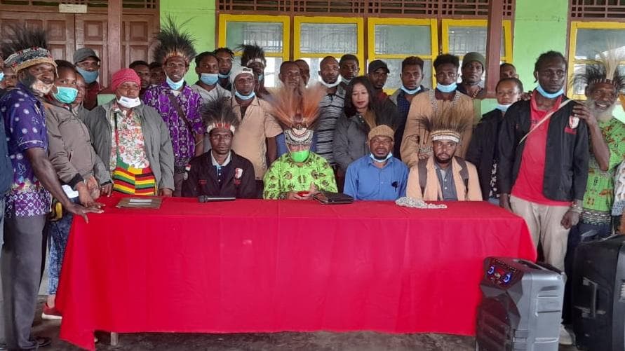 Dr.Beatus Tambaip Dikawal Mahasiswa Papua Selatan