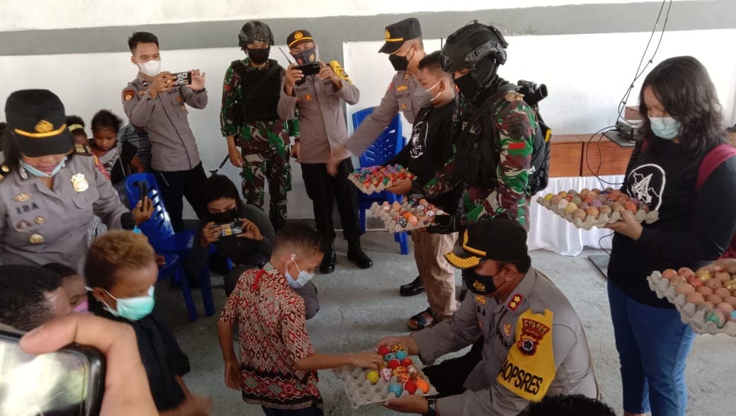 Kapolres Mimika AKBP IGG Era Adhinata sedang membagikan Telur