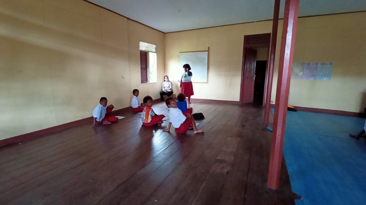Siswa SDN Kokonao terpaksa duduk di lantai