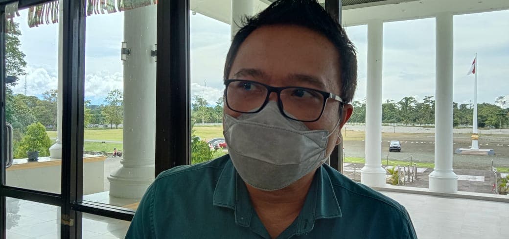 Direktur RSUD Mimika dr Anton Pasulu