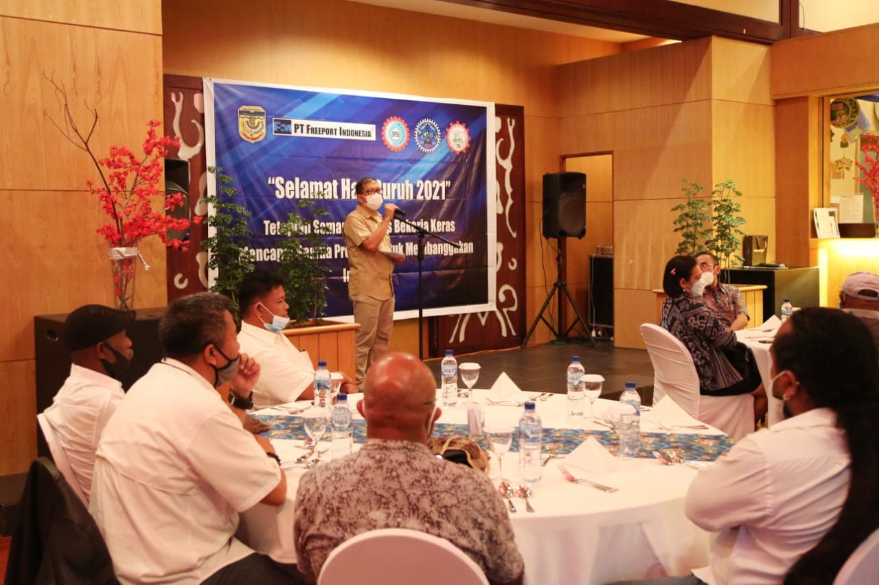 Foto: Istimewa DIALOG- Technical Advisor of Manpower Stakeholder Relations PTFI, Nikodemus Purba menyambut kehadiran para tamu dan menjelaskan tujuan dilaksanakan Dialog Interaktif.