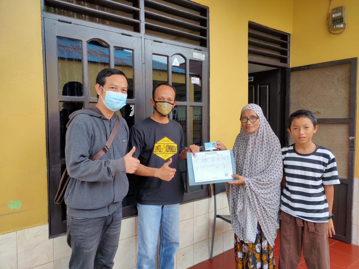 Kadis Disdukcapil Mimika Slamet Sutedjo saat memberikan KTP dan KK kepada Korban
